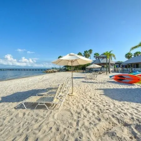 Charming One Bedroom Resort-Style Studio With Pool And Beach Access